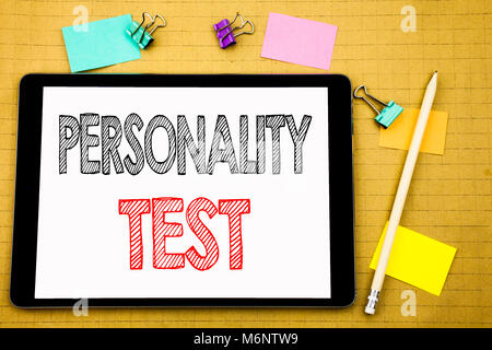 Wort, Schrift, Persönlichkeitstest. Business Konzept für Haltung Bewertung auf Laptop, Holz- Hintergrund mit Haftnotiz und Stift geschrieben Stockfoto