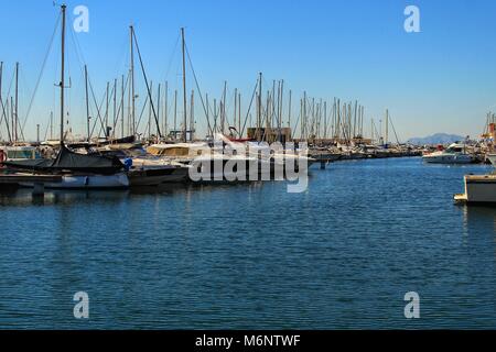 Santa Pola, Spanien - 15. Februar 2018: entspannende Boote auf der Anklagebank in den Club Nautico von Santa Pola an einem sonnigen Tag günstig Stockfoto