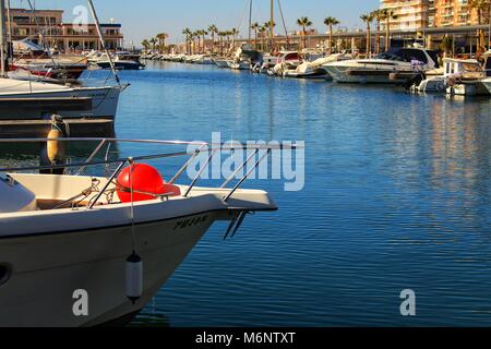 Santa Pola, Spanien - 15. Februar 2018: entspannende Boote auf der Anklagebank in den Club Nautico von Santa Pola an einem sonnigen Tag günstig Stockfoto