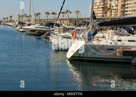 Santa Pola, Spanien - 15. Februar 2018: entspannende Boote auf der Anklagebank in den Club Nautico von Santa Pola an einem sonnigen Tag günstig Stockfoto