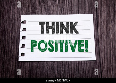 Wort, Schrift, Denken Sie Positiv. Business Konzept für Positivität Haltung auf haftnotiz Papier auf dunklem Hintergrund. Schwarz und Grün. Stockfoto