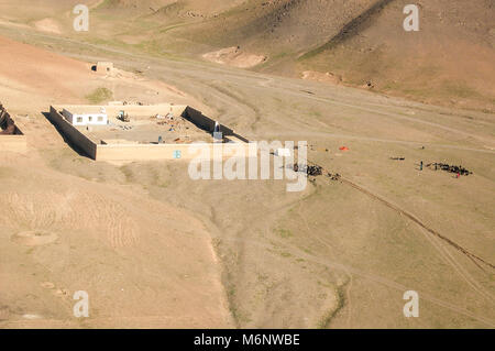 Luftbild einer Verbindung zwischen Kabul und Ghazni in Afghanistan mit Ziegen Stockfoto