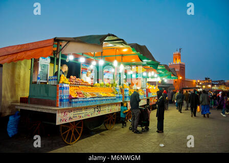 Saft aus frischen Früchten Verkäufer, Jamaa el Fna, Marrakech, Marokko, Nordafrika Stockfoto
