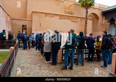 Die Warteschlange des Zimmer mit 12 Spalten, Saadiens Katakomben, Saadian Gräbern, Kasbah, Marrakesch, Marokko, Nordafrika Stockfoto