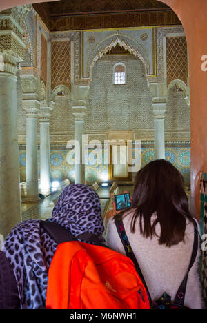 Zimmer mit 12 Spalten, Saadiens Katakomben, Saadian Gräbern, Kasbah, Marrakesch, Marokko, Nordafrika Stockfoto