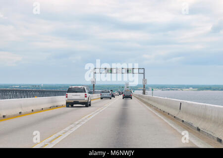 Ein Blick auf die Chesapeake Bay Bridge oder die Bay Bridge in Maryland in den Vereinigten Staaten von Amerika, aus einem fahrenden Auto gesehen Stockfoto