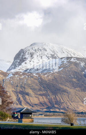 Wolke über den Oberlauf des Ben Nevis (der höchste Berg in Großbritannien) in den Highlands von Schottland, die aus dem westlichen Ufer des Loch Eil gesehen. Stockfoto