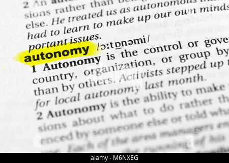 Markierten englische Wort "Autonomie" und seine Definition im Wörterbuch. Stockfoto