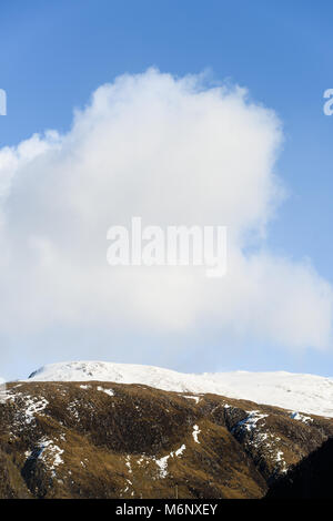 Wolke über den Oberlauf des Ben Nevis (der höchste Berg in Großbritannien) in den Highlands von Schottland, wie vom Westen aus gesehen. Stockfoto