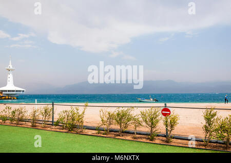 Eilat, Israel - 14. Mai 2012: Meer Turm von Underwater Observatory Marine Park in Eilat. Keinen Eintrag auf dem Zaun in der Nähe der Sandstrand mit parkenden Meer Stockfoto