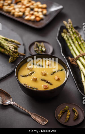 Spargel cremesuppe in einer Schüssel auf schwarzem Hintergrund Stockfoto