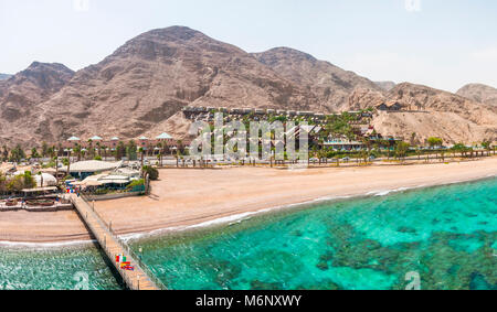 Eilat, Israel - 14. Mai 2012: Panorama vom Turm der Underwater Observatory Marine Park in Eilat. Wüste, Berge mit Hotels. Eilat ist ble Stockfoto