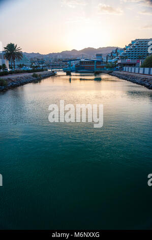 Eilat, Israel - 14. Mai 2012: Sonnenuntergang Blick auf die Stadt von einer der vielen Brücken in der Bucht von Eilat, Roten Meer, Israel. Auf diesem Foto sehen Sie ein paar kleine Water Bay Stockfoto