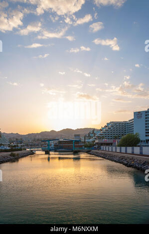 Eilat, Israel - 14. Mai 2012: Sonnenuntergang Blick auf die Stadt von einer der vielen Brücken in der Bucht von Eilat, Roten Meer, Israel. Auf diesem Foto sehen Sie ein paar kleine Water Bay Stockfoto