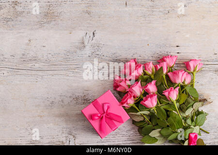 Florale Komposition mit Geschenkbox auf hölzernen Hintergrund Stockfoto