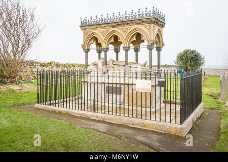 Die Gedenkstätte für Grace Darling, Heldin der Seenotrettung, die St. Peter Kirche, Bamburgh UK Northumberland Stockfoto