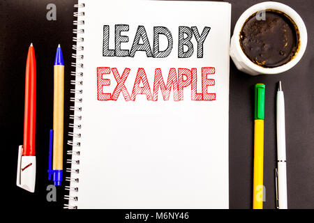 Schreiben Text angezeigt durch Beispiel führen. Business Konzept für Motivation, Inspiration auf notepad Papier Hintergrund mit Space Office Ansicht mit penc Geschrieben Stockfoto