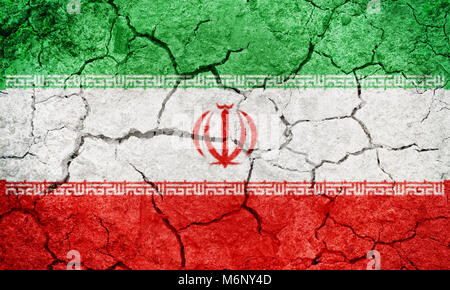 Islamische Republik Iran Flagge auf trockener Erde Boden Textur Hintergrund Stockfoto