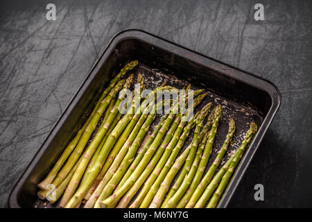 Rohen Spargel auf Backblech bereit zu kochen Stockfoto