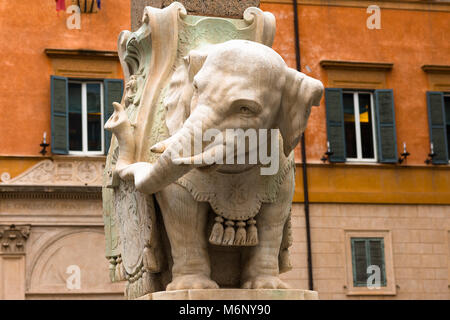 Elefanten und Obelisk ist eine Skulptur des italienischen Künstlers Gian Lorenzo Bernini in Piazza Della Minerva in Rom, Latium, Italien. Stockfoto