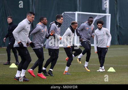 Von Links nach Rechts, von Liverpool Dejan Lovren, Georginio Wijnaldum, Roberto Firmino, Nathaniel Clyne, sadio Mähne und Mohamed Salah während des Trainings bei Melwood, Liverpool. Stockfoto