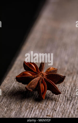 Anis stellate auf einer hölzernen Hintergrund. Badyan. Stockfoto