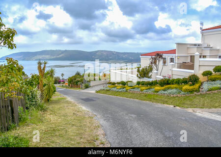 Ein Blick auf die Straße von Knysna in einem Wohngebiet an der Garden Route in Südafrika mit der Bucht und die Berge im Hintergrund Stockfoto