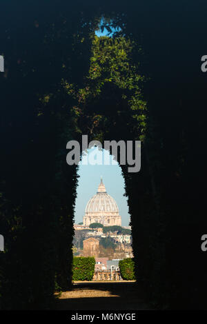 Der Aventin Schlüsselloch. Blick auf St. Peter's Cathedral durch Schlüsselloch der Tür des Priorat der Ritter von Malta, Aventin, Rom, Italien gesehen. Stockfoto