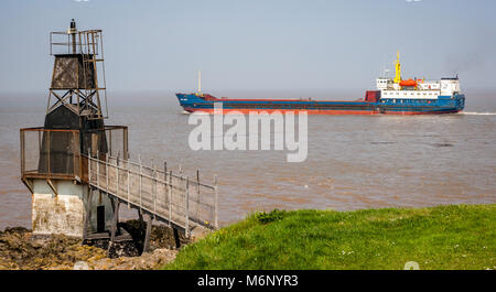 Tanker vorbei in der Nähe des Battery Point Lighthouse an Portishead Wahrung der sea Lane in die Royal Portbury Dock in Avonmouth in der Nähe von Bristol UK Stockfoto
