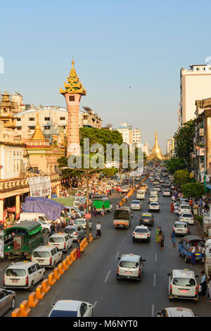 Yangon (Rangun): Maha Bandoola Road, Blick auf goldene Sule Pagode, koloniale Altstadt, Yangon, Myanmar (Birma) Stockfoto