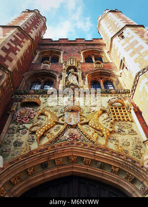 Die verzierte Fassade des Torhauses am St. Johns College in Cambridge, Großbritannien. Stockfoto