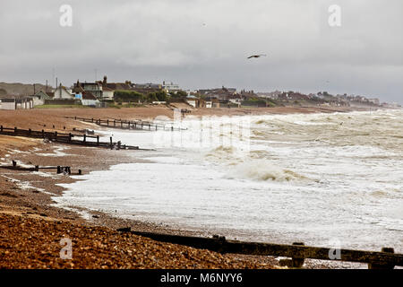 Stürmische See und Norman's Bay, in der Nähe von Bexhill-on-Sea, East Sussex, England, UK. Stockfoto