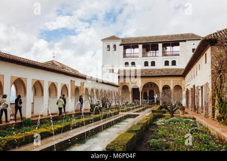 Granada, Andalusien, Spanien - 10. März 2013: Hof des Hauptkanals (Patio de la Acequia) Der Generalife die Alhambra und Generalife comp Stockfoto