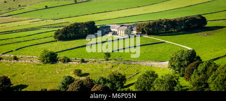 Bauernhaus und trockenen Stein eingemauert Felder im oberen Dovedale in der Nähe von Earl Sterndale in Derbyshire Peak District Stockfoto