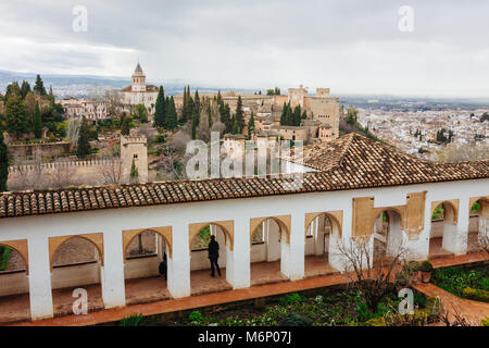 Granada, Andalusien, Spanien - 10. März 2013: ein Besucher sieht im Alhambra Palast von einem Aussichtspunkt im Hof des Hauptkanals (Patio de la Aceq Stockfoto