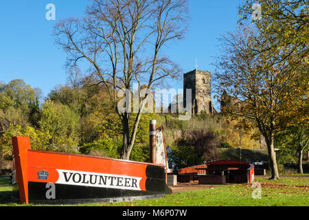 Mock barge Denkmal für East Grinstead Lastkähne mit Informationen über Salz transportieren auf dem Kanal an Reben Park, Droitwich Spa, Worcestershire, England, Großbritannien Stockfoto