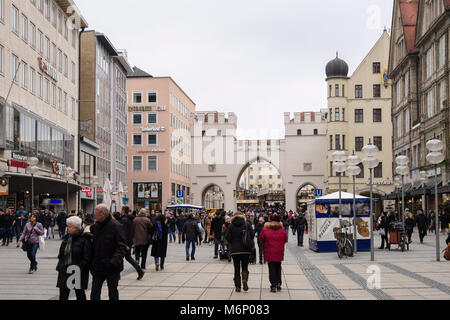 Viel befahrenen Straße Szene auf Fußgängerzone in der Fußgängerzone in der Altstadt Stadtzentrum am Karlstor Tor auf der Neuhauser Straße, Karlsplatz, München, Deutschland Stockfoto