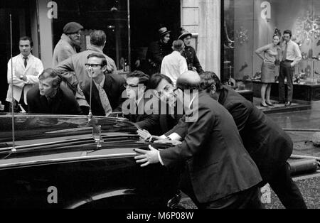 Das geschobene Fahrzeug springt nicht an und funktioniert nicht. 1970S GB HOMER SYKES Stockfoto