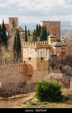 Granada, Andalusien, Spanien - 24. Januar 2010: Alhambra Türme und Mauern mit dem Torre de Los Picos (Turm der Spitzen embattlements) Stockfoto