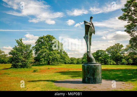 Sir Henry Moore's Bronze Skulptur große stehende Abbildung Knife Edge im Greenwich Park London UK Stockfoto