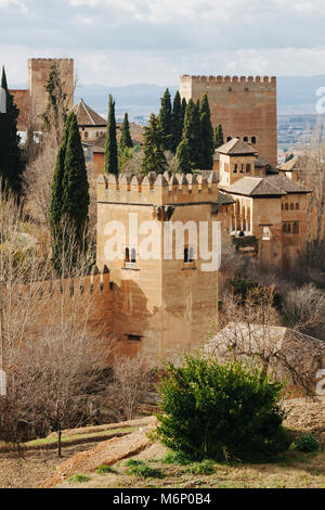 Granada, Andalusien, Spanien - 24. Januar 2010: Alhambra Türme und Mauern mit dem Torre de Los Picos (Turm der Spitzen embattlements) Stockfoto