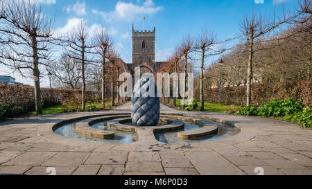 Garten Wasser Funktion neben der St Peter's Church im Schlosspark im Zentrum von Bristol UK mit Skulpturen von Peter Randall-Page Stockfoto