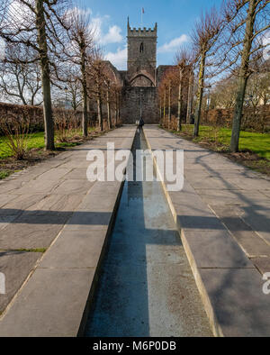 Garten Wasser Funktion neben der St Peter's Church im Schlosspark im Zentrum von Bristol UK mit Skulpturen von Peter Randall-Page Stockfoto