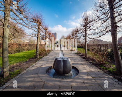 Garten Wasser Funktion neben der St Peter's Church im Schlosspark im Zentrum von Bristol UK mit Skulpturen von Peter Randall-Page Stockfoto