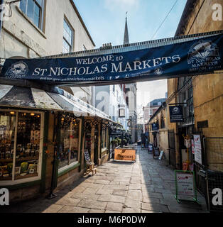 Am frühen Morgen in St. Nikolaus Markt in Bristol's Altstadt eine blühende Sortiment von kleinen unabhängigen Händlern Cafes, Restaurants und Imbissstände Stockfoto