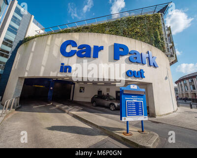 Gebührenpflichtiger Parkplatz Eingang und Ausgang in der Nähe von Millennium Square im Zentrum von Bristol UK Stockfoto