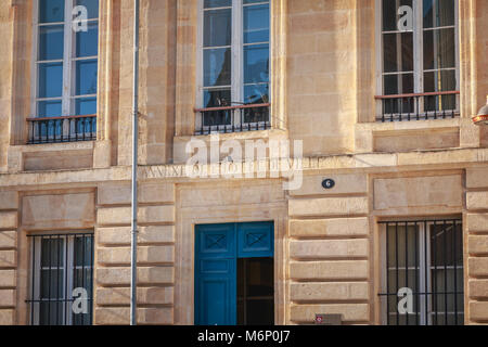 Bordeaux, Frankreich - 26. Januar 2018: architektonische Detail der Fassade des Anhangs zum Rathaus an einem Wintertag Stockfoto