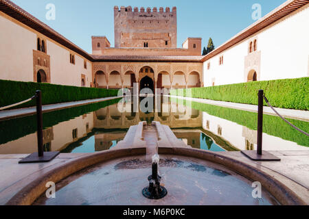 Granada, Andalusien, Spanien - 18. Juli 2010: Turm von Comares und einen reflektierenden Pool im Hof der Myrten (Patio de Los Arrayanes) des Comares Stockfoto