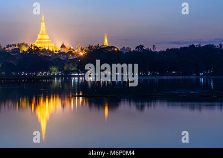 Yangon (Rangun): Shwedagon Pagode, Kandawgyi See,, Yangon, Myanmar (Birma) Stockfoto