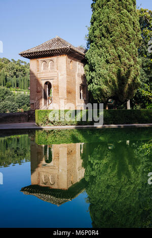 Granada, Andalusien, Spanien - 18. Juli 2010: des Generalife (Kapelle Oratorio del des Generalife) auf einen Pool in die Gärten des Generalife innerhalb der Alhambra wider Stockfoto